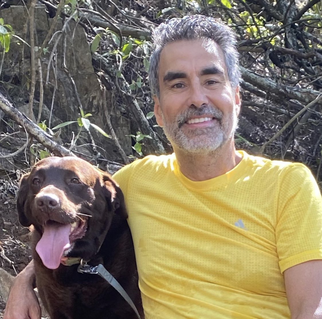 Mi foto de portada es con mi perrita Cloe mi fiel acompañante en muchos maratones y escaladas