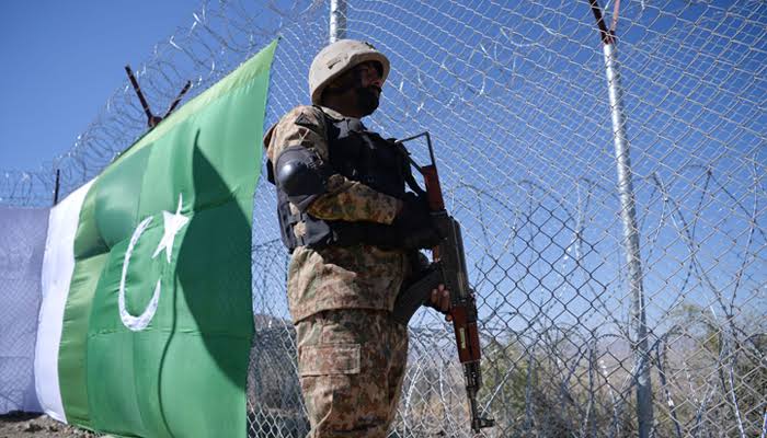 PAK-AFG BORDER FENCING:Pakistan is about to reach a new milestone in its fight against terrorism. The fence on the 2,640km (1,640-mile) land border between Pak-Afghan that passes through rugged mountains, densely forested valleys and narrow rock passages, is compltng now 1/6