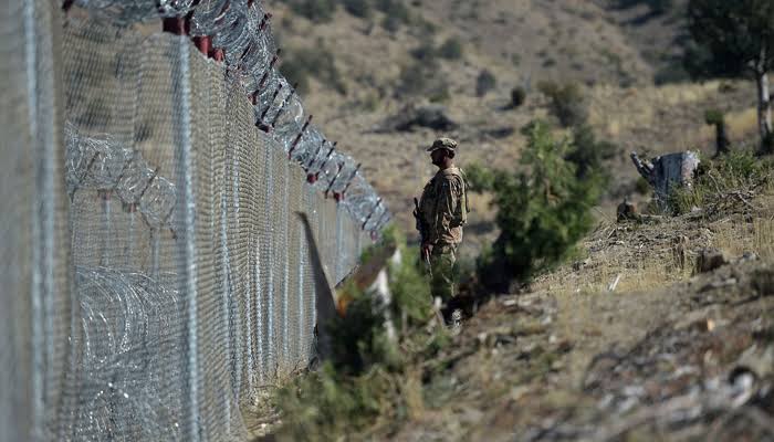 Islmbd startd fencing the porous border with Afghanistan in March 2017 after repeated attacks from Afghanstan-based militant groups. Despite disruption causd by the  #COVID19 the work continued. So far, 90% of border has been fenced and remaining is to be completed in a month 2/6