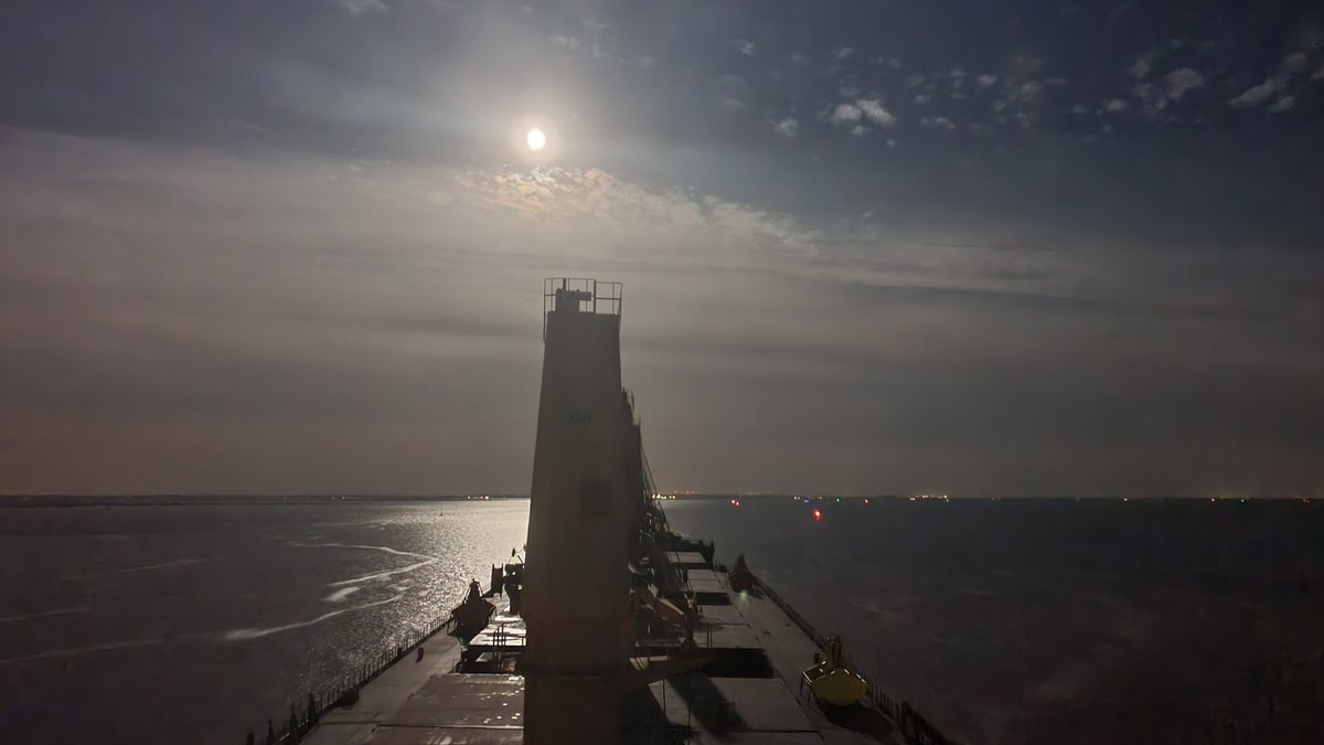 BartGonnissen's tweet photo. Full moon on the river #schelde while on board #benjaminoldendorff π #oldendorff #mdkinbeeld #devlaamseambtenaar #scheldepilots #schelderiver #portofantwerp #maritimepilot #maritimepilots #fullmoon #essentialworkers #keepcargomoving https://t.co/5xzK1RVPSm