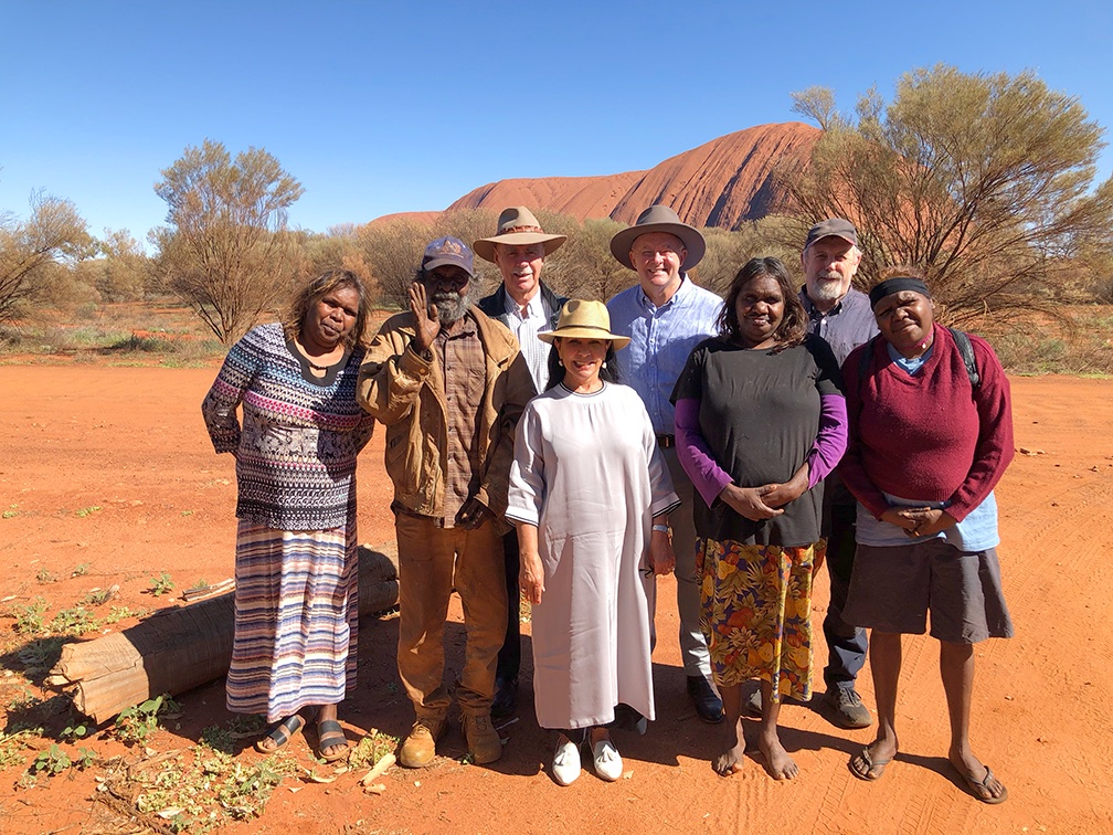 UluruTV's tweet photo. Opposition Leader @AlboMP, @LindaBurneyMP and @manwiththemo out at Uluru @Parks_Australia today - with Freda, Malya, Selina, Clive and Charmaine of @MarukuArts. It's been an especially tough 12 months for many in regional and remote Australia. @abcnews @smh @theage @paigeataylor https://t.co/5qG6PehjzY