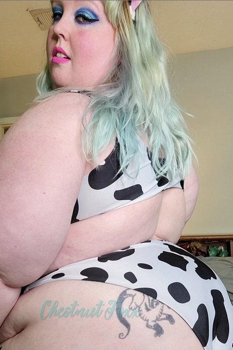 What do you think of my outfit, Master?  🐮 https://t.co/jdKH0XXddF https://t.co/YIr8xIivg6