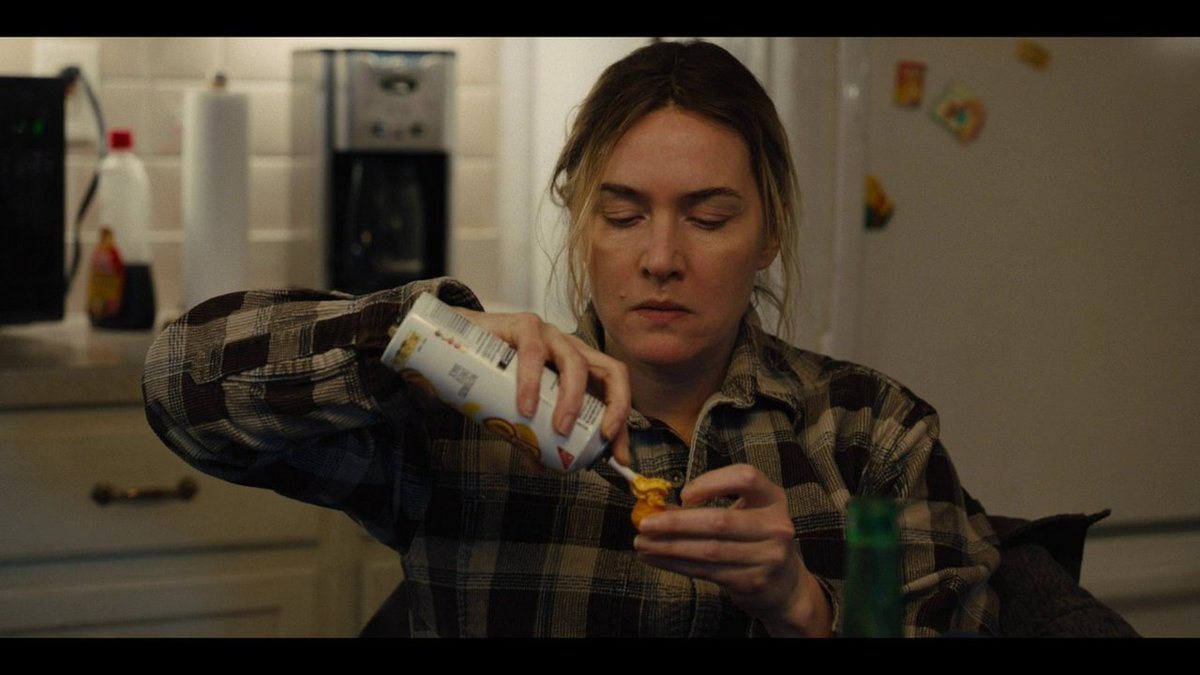 Ongoing THREAD of Kate Winslet drinking, eating, and vaping on HBO's "Mare of Easttown"