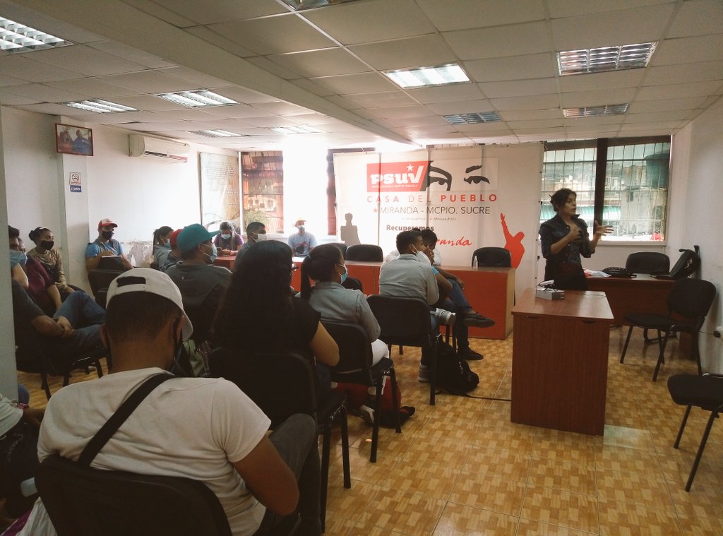 Carlosoto_ofi's tweet photo. Hoy sostuvimos una reunión Formativa y Organizativa con el Equipo Político Municipal de la Juventud PSUV de Sucre. 💪🏻
•
Seguimos en formación constante de nuestra militancia. 
•
@JuventudPSUV
@JuventudBSucre
@rodbexa
@nicmaduroguerra

#CarlosSoto #PSUV #JuventudSucre #JPSUV https://t.co/bh6uKA5cAx