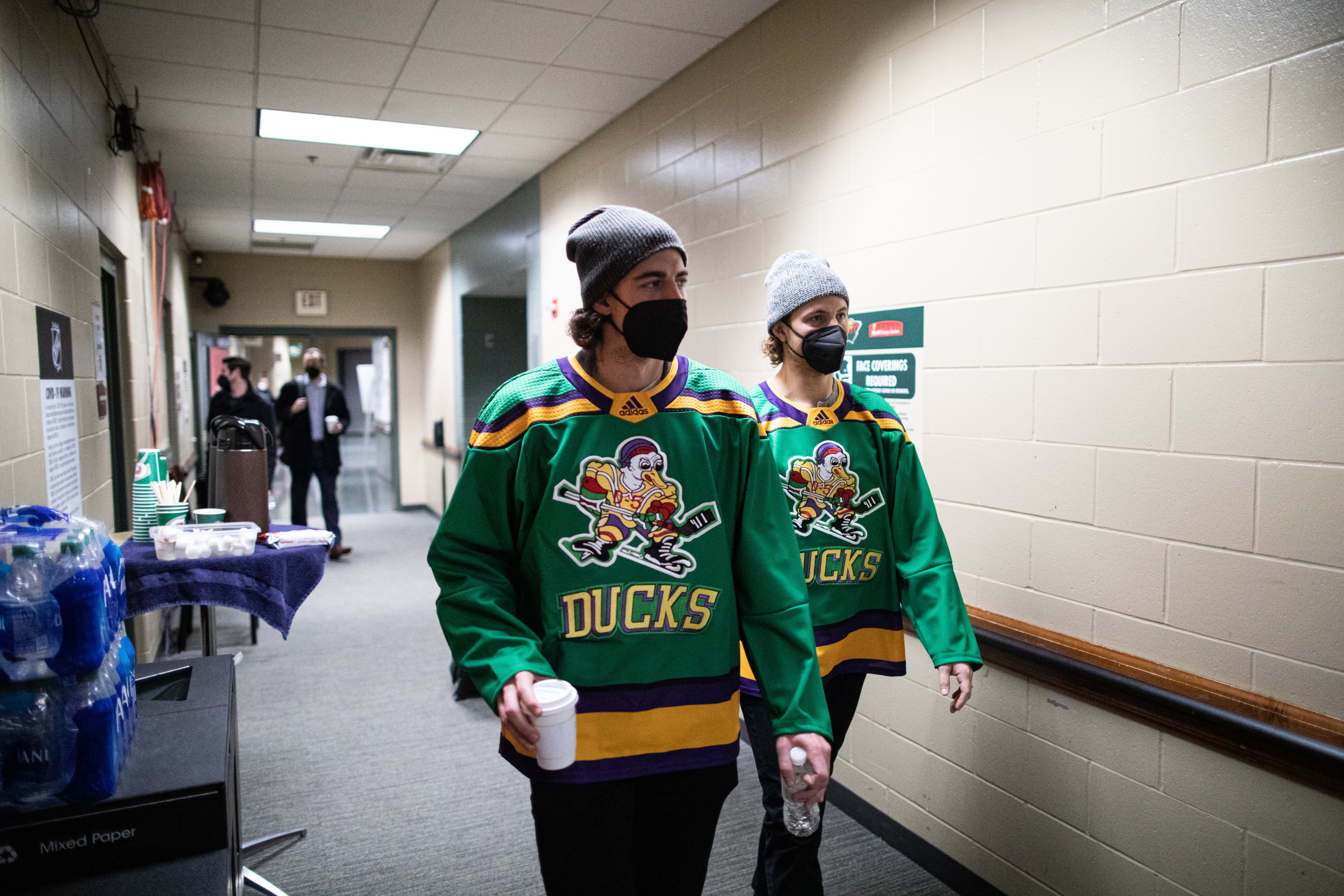 The Anaheim Ducks arrived for their game wearing District 5 Ducks jerseys -  Article - Bardown