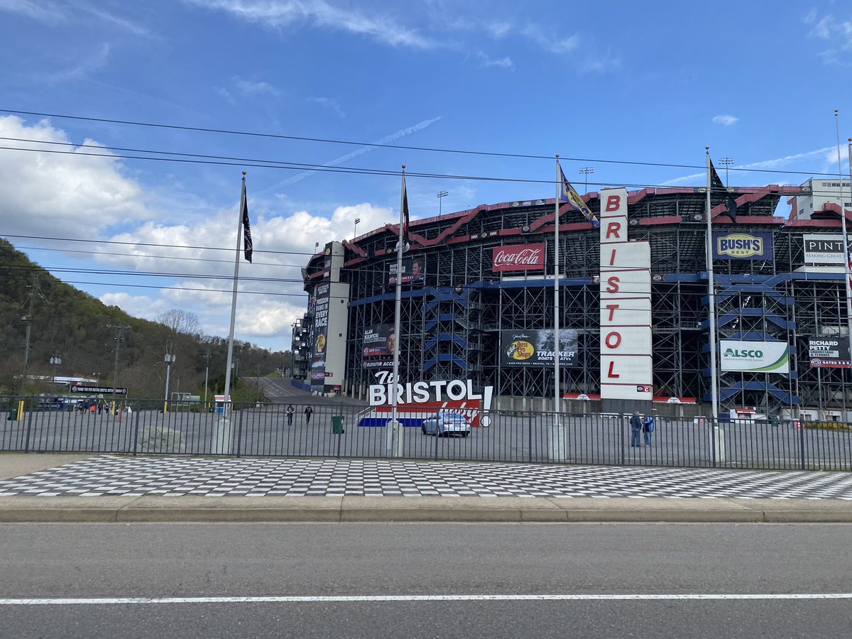 What an awesome weekend @BMSupdates for the @WorldofOutlaws with great friends and cold beer #itsbristolbaby #thelastgreatColosseum #worldofoutlaws