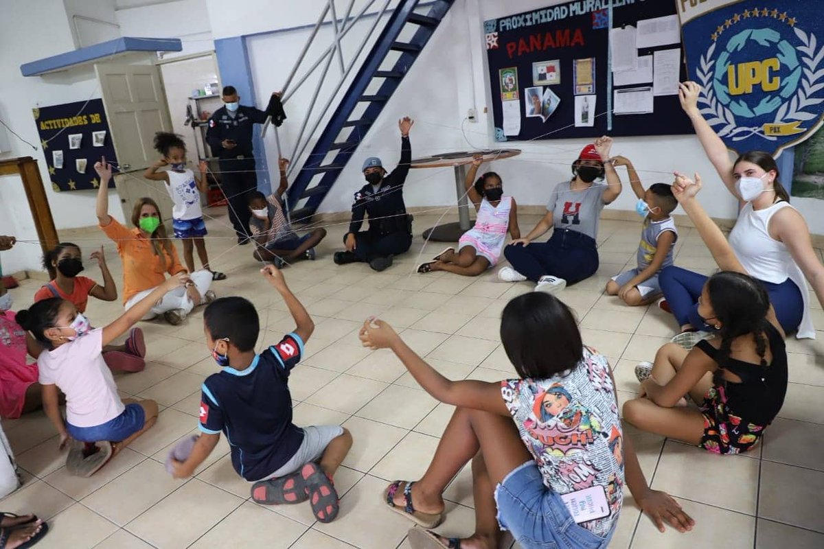 ettyfontaine's tweet photo. Hoy @ofimupa junto con "Helping You by Sha" estuvimos entregando bolsas de comida en El Chorrillo y artículos de higiene femenina.
También pasamos un rato muy ameno con las niñas, quienes participaron en el taller "Aprendiendo los valores y logrando tus metas” ❤️❤️❤️ https://t.co/myh8dT3lNz