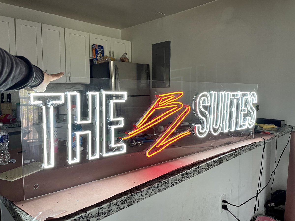 selenvacarter's tweet image. I make custom neon signs 🖤

Rt so my next client can find me