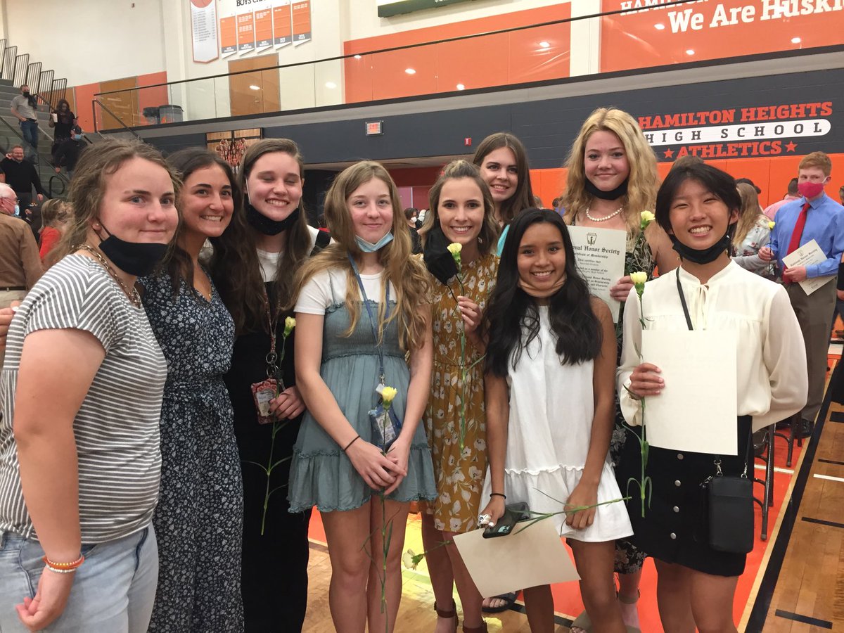 HhHusky's tweet photo. Intelligence, beauties and they all play TENNIS 🎾,
Congrats girls. All inducted into National Honor Society or receiving awards!!! https://t.co/Rxt5Cyr8tx