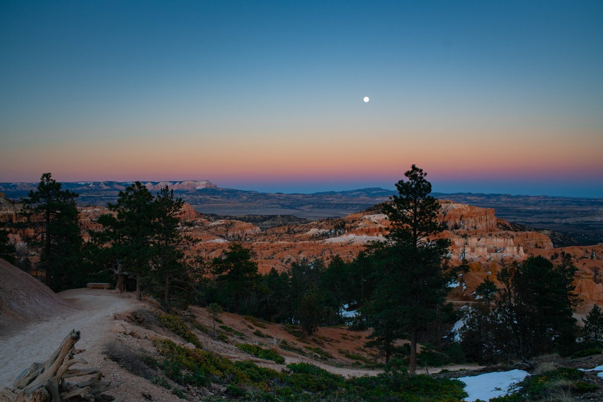 BryceCanyonNPS's tweet image. Happy Pink 🌕! The full moon isn't the only thing rising in the east as the sun sets. Clear skies provide the best conditions to see the rising of the Earth's own shadow along the horizon, and the pink-hued spectrum of color above it known as the "Belt of Venus".
📸NPS/P Densmore