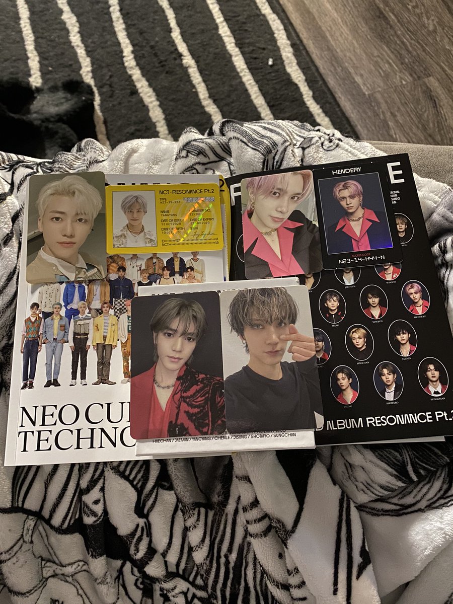 scoupsdetyong's tweet photo. AAAAHHHH my last order of resonance albums is here and my pulls and GOD TIER?? omg??? and when i tell you i screamed when i saw that taeyong i cannot believe. thanks so much @teddyGOs ๐ฅบ๐ฅบ ily #teddyfeedback https://t.co/lYC5Tv4oY4