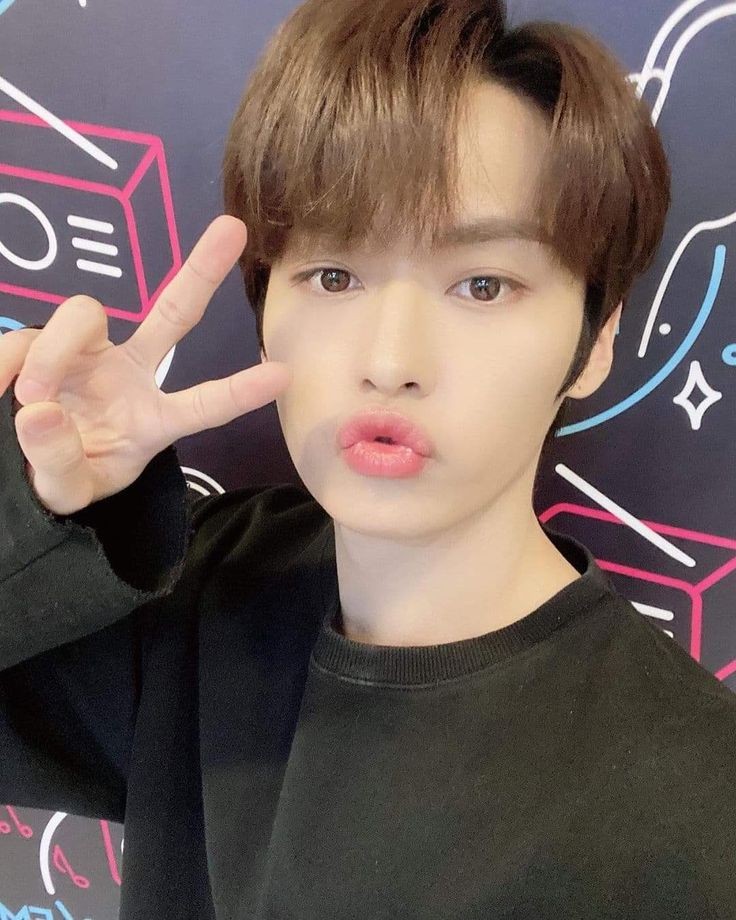 lee know going ( •‘’ з ‘’･)— an adorable but devastating thread that we all need to see and stare at every once in a while ;