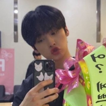 lee know going ( •‘’ з ‘’･)— an adorable but devastating thread that we all need to see and stare at every once in a while ;