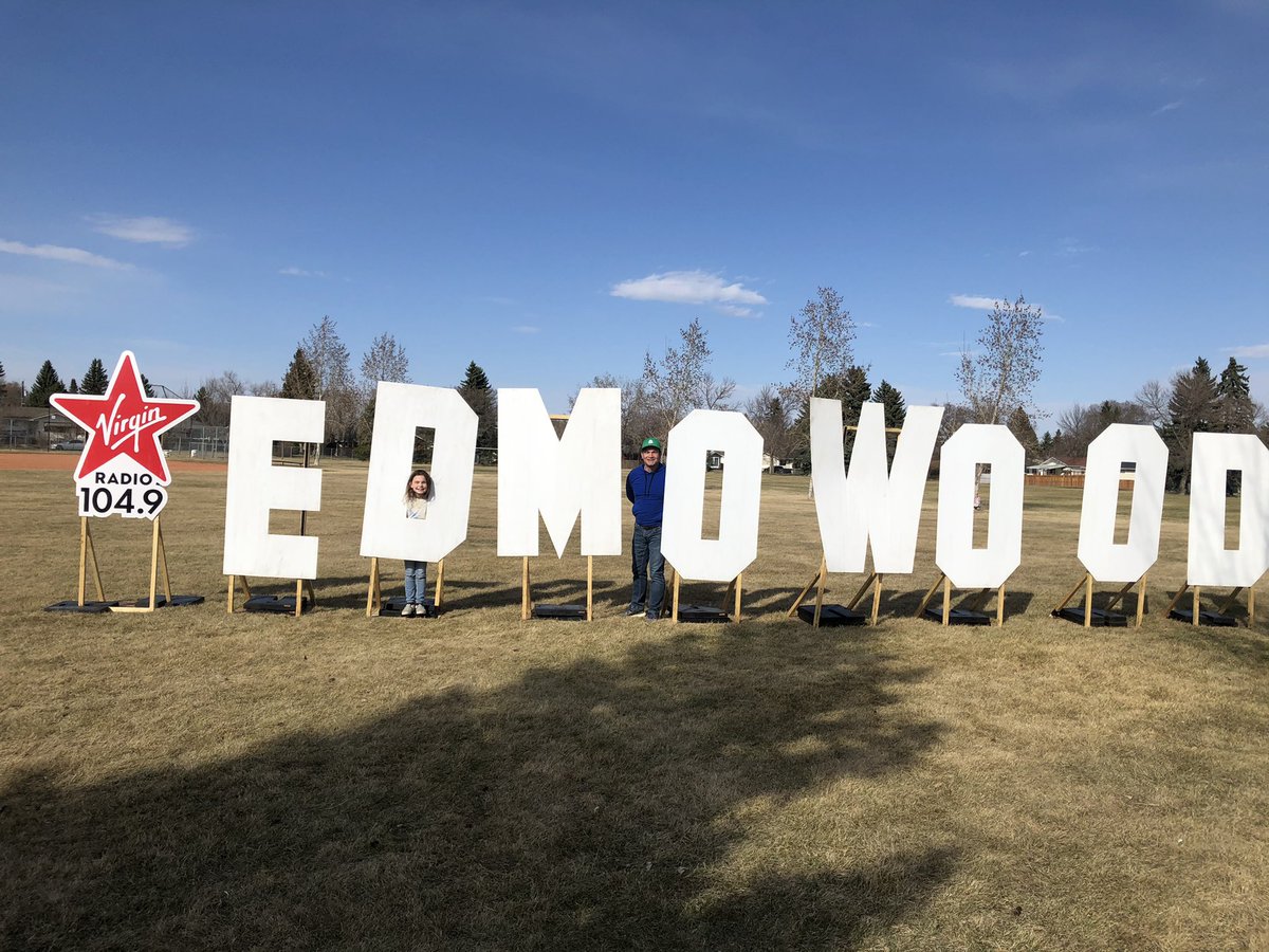 A sweet guest appearance in my awesome community of <a href="/MeadowlarkCL/">Meadowlark CL</a> 

#edmowood