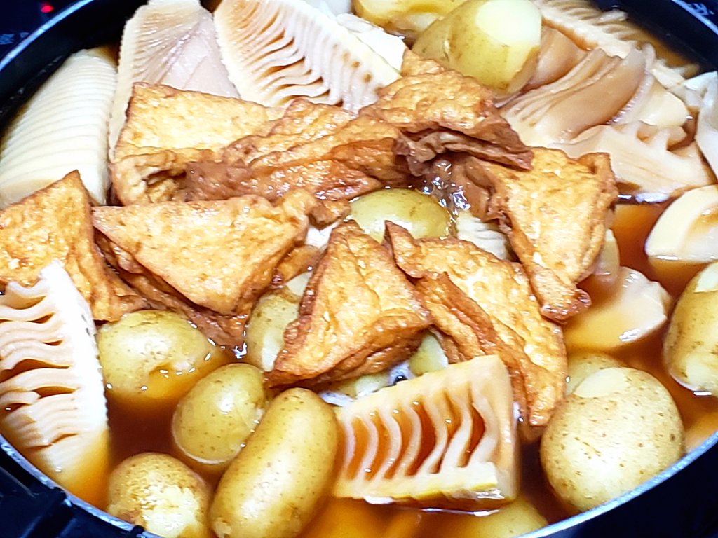 meesuke1's tweet photo. #煮物 #たけのこ #筍 #新じゃが 
#厚揚げ #タケノコ #Bambooshoot #Potato #FriedTofu #BoiledFood 
#お昼ごはん #夕食 #lunch #dinner グツグツ煮込み中💛🙏☺️ https://t.co/bxO0DKW0xd