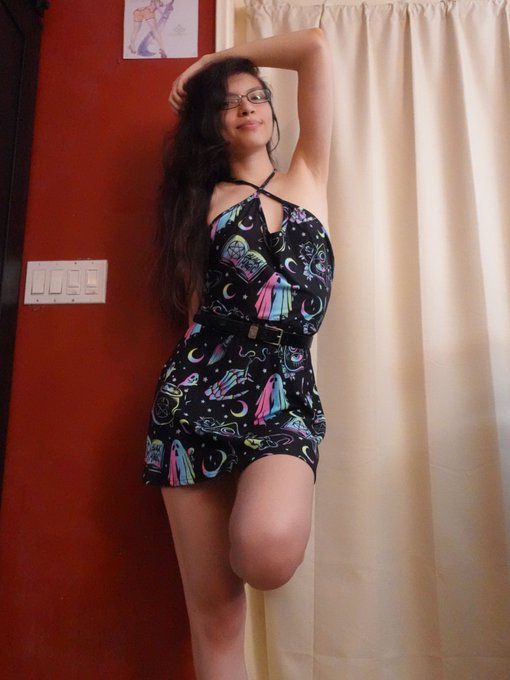 How do we like the new dress?  This is perfect for when I play Phasmo 👻 https://t.co/ZC345uuNZV