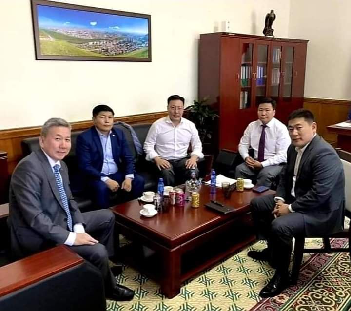 Гарцаагүй Монголыг хөгжүүлэх
Гарын  таван хуруу баг. Бас л шударга хүмүүс байж билээ хөөрхий минь.😂😝