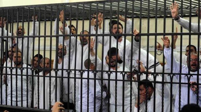 Mübarek Ramazan ayında zalim Sisi yönetimi, Mısır zindanlarında tuttuğu 17 mazlumu idam etti.
*
İftarı şehadet olan tüm mazlumlara selam olsun.
Yeryüzünün bütün zalimlerine lanet olsun...