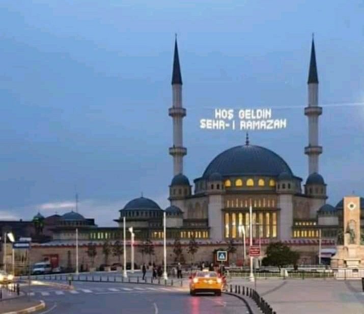 Yakın geçmişte; 'Yaptırmayacağız!..' dedikleri Cami, Taksim'e yapıldı, Mahyası da asıldı! Mahya Camiye, Cami de Taksim'e çok yakıştı çok!.. 👇