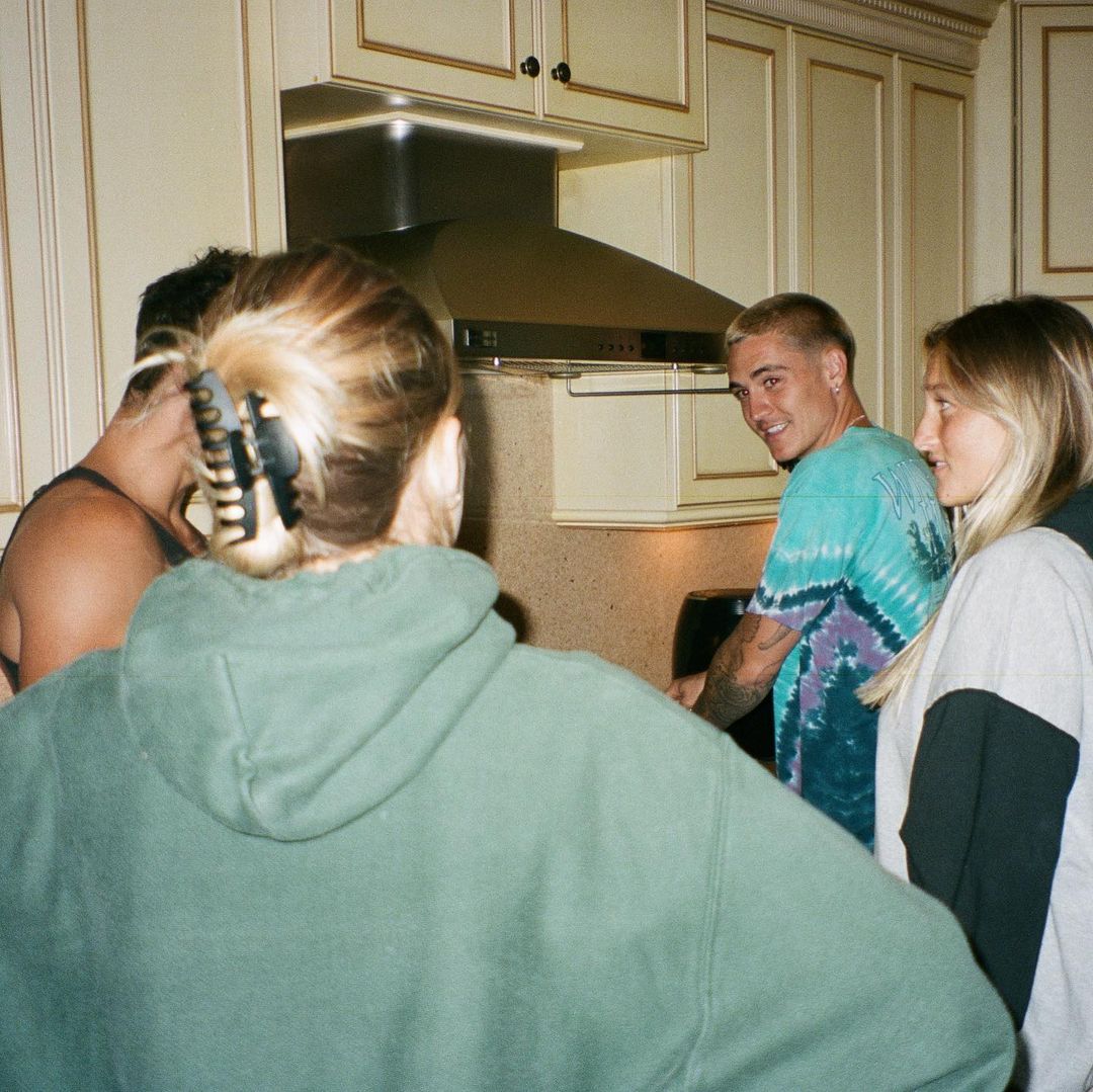 jackgaccess's tweet photo. Alguém reconhece aquele ombrinho ali? 🤭

📸 | Sammy Wilk via Instagram. https://t.co/3bF25IL6Il