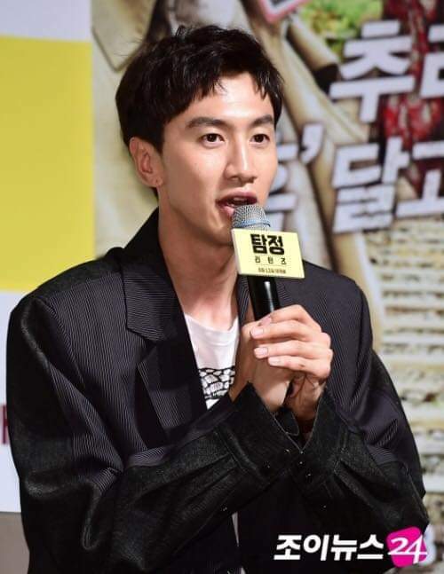 Lee Kwang Soo's agency announced that he will quit 'Running Man' due to injuries caused by the accident last year. His last broadcast will be on May 24.

Running Man will continue with 7 members 😭