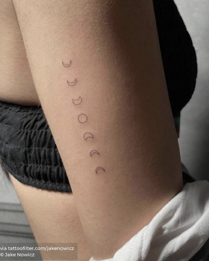 -acotar series my babies feysand couldn’t be ignoredi’ve always thought i’d get a tattoo for rhys, about the drawer that feyre painted but i didn’t find anything i liked with stars so i still don’t know the moon phases for feyre’s own tattooor ofc, my court’s symbol 