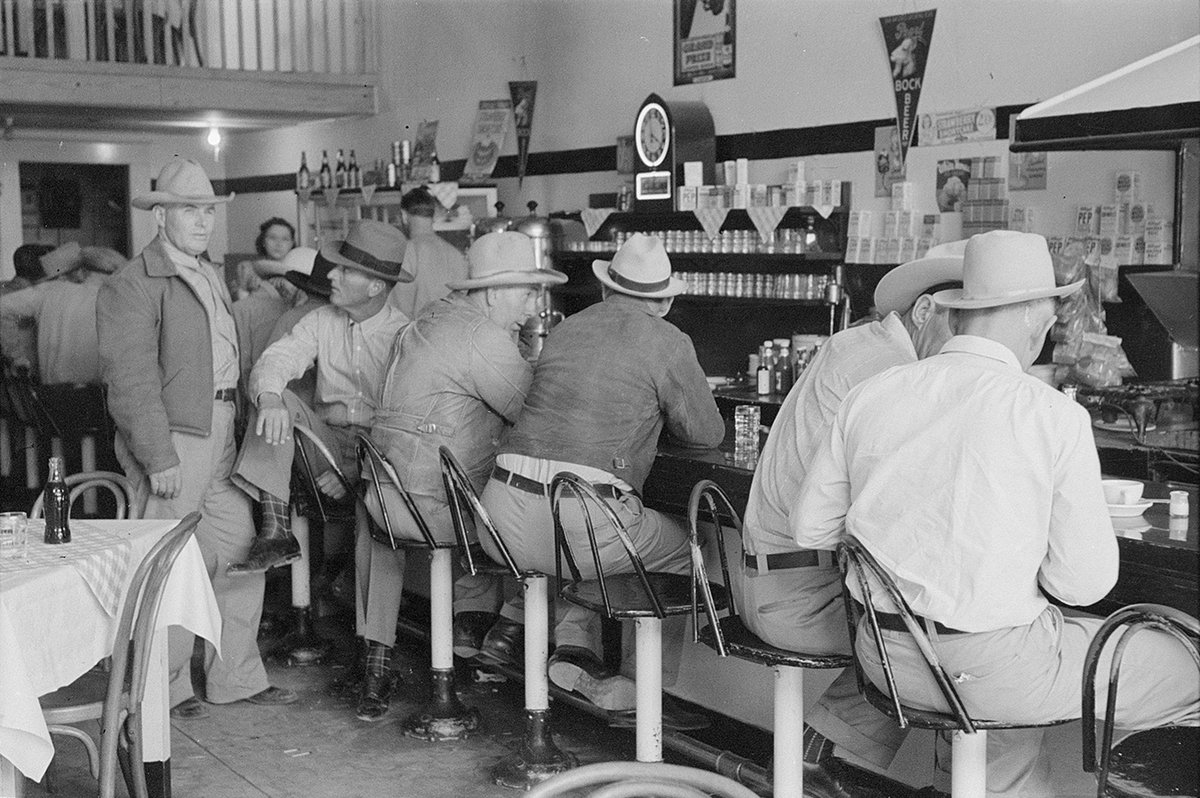 TracesofTexas's tweet photo. Interior of a cafe in Junction, Texas 1940. All friends, I'm sure, sitting at the counter and talking about the price of goats and cattle and how well the Junction high school Eagles football team will do in district this year.

Photo by Russell Lee. https://t.co/8iUOWOgqDT