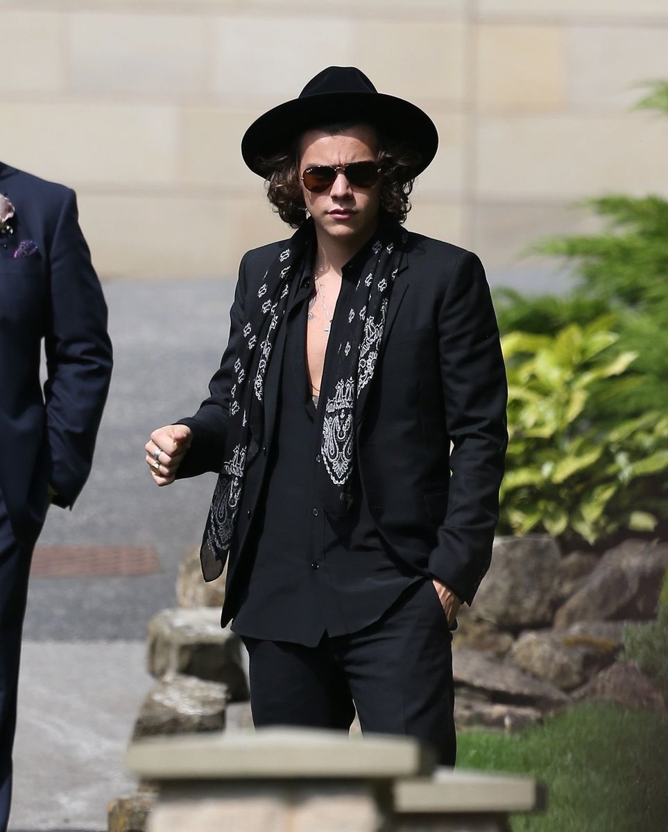 obsessedwmalik's tweet photo. this outfit >> https://t.co/uEijnsrmzE