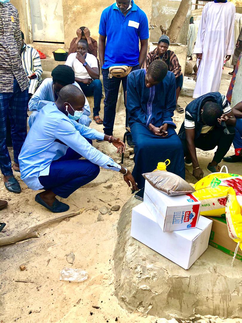 AprMeer's tweet photo. #MEER_NATIONAL 
#Social au ♥️
Remise de kits alimentaires aux différents points de distribution de #Ndogou au sein du Campus universitaire de Dakar et à la section féminine du Meer par le Coordonnateur #Ablaye_DIAGNE .
#RamadanMoubarak https://t.co/oRUESVVobz