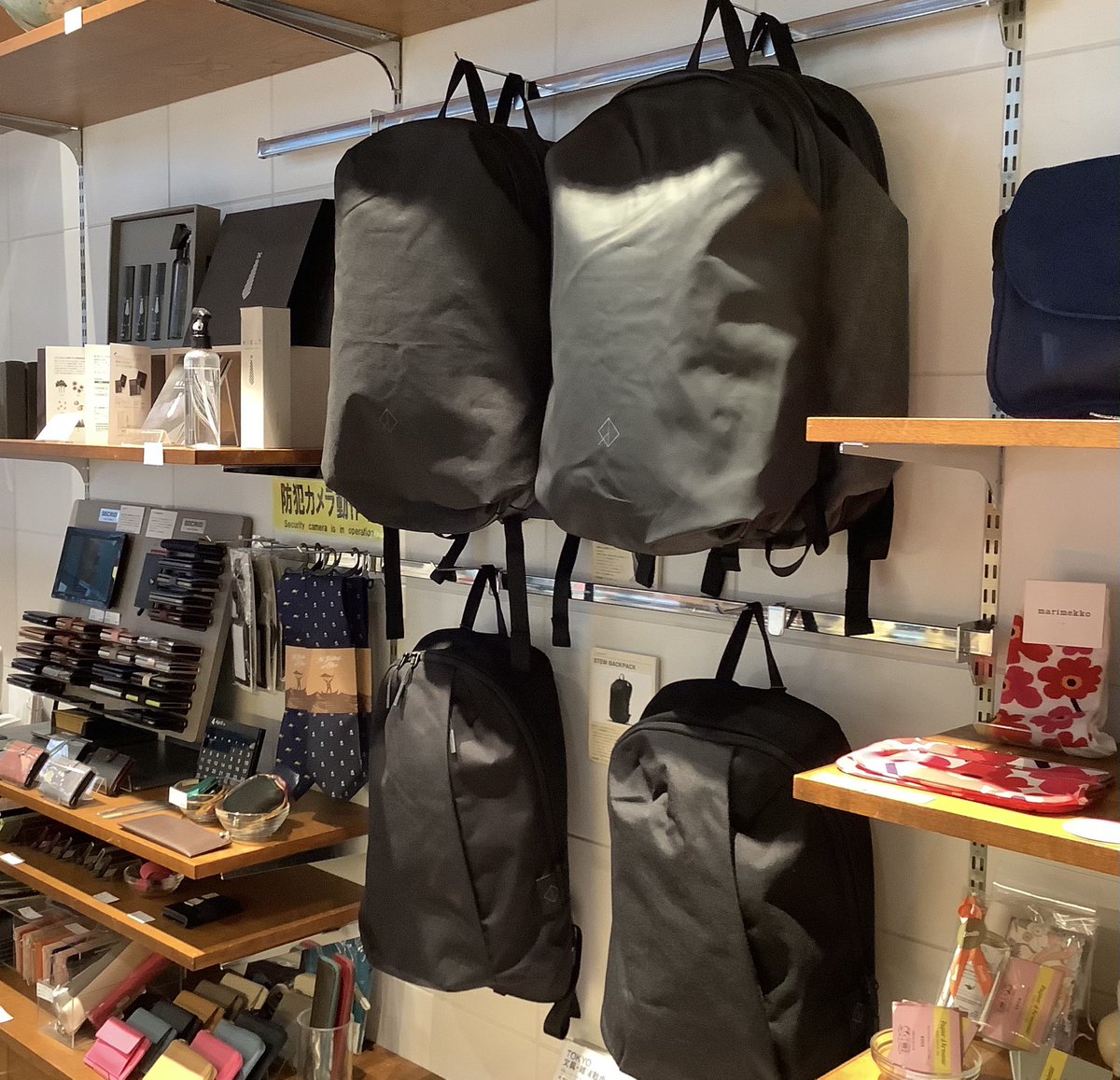 smith_snd's tweet image. スタイリッシュで機能的なカバン #wexley より #URBANBACKPACK のご紹介です。
15インチまでのパソコンが収納可能。外部USBポート付きのため、お持ちの充電器を備えて頂ければ、カバンの外から充電が可能です。
カジュアルなスタイルにもお使いいただけるデザインです。
レジの横で展開しています。
