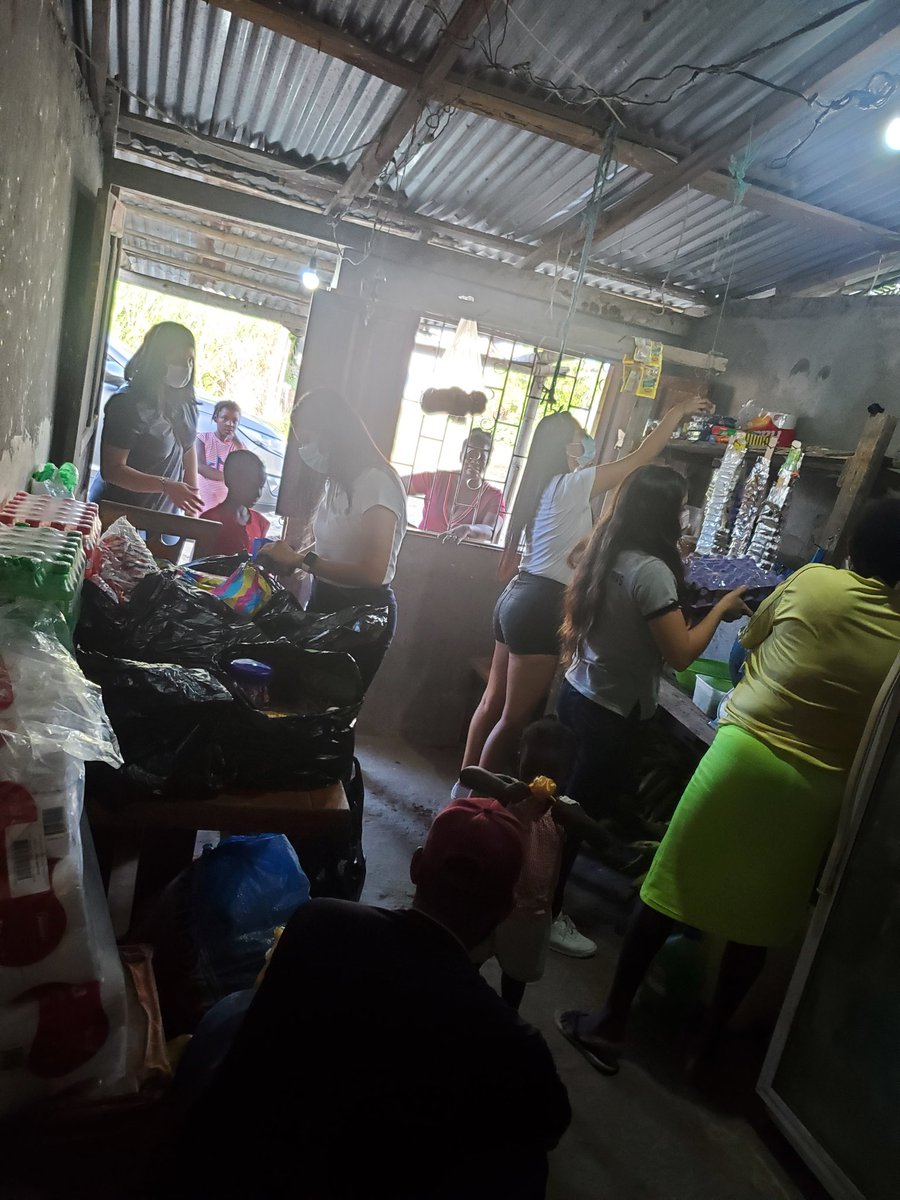 jl_sampietro's tweet photo. Seguimos dando la mano a quien lo necesita. Su esposo falleció incinerado y le ayudamos a poner una mini tienda. @LassoGuillermo @ABorreroVega @maemontanov @mariabrownp @CesarMongeO https://t.co/Xsl3X2rtHy