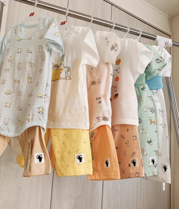 ベビーパジャマのオリジナルデザイン6種デザインしました。ロゴ付きで前後ろもわかるようになってます。【アカチャンホンポ  】アカチャンホンポの一部店舗、ネット通販「オムニ7」で販売中です念願の子供服のお仕事嬉しいです  