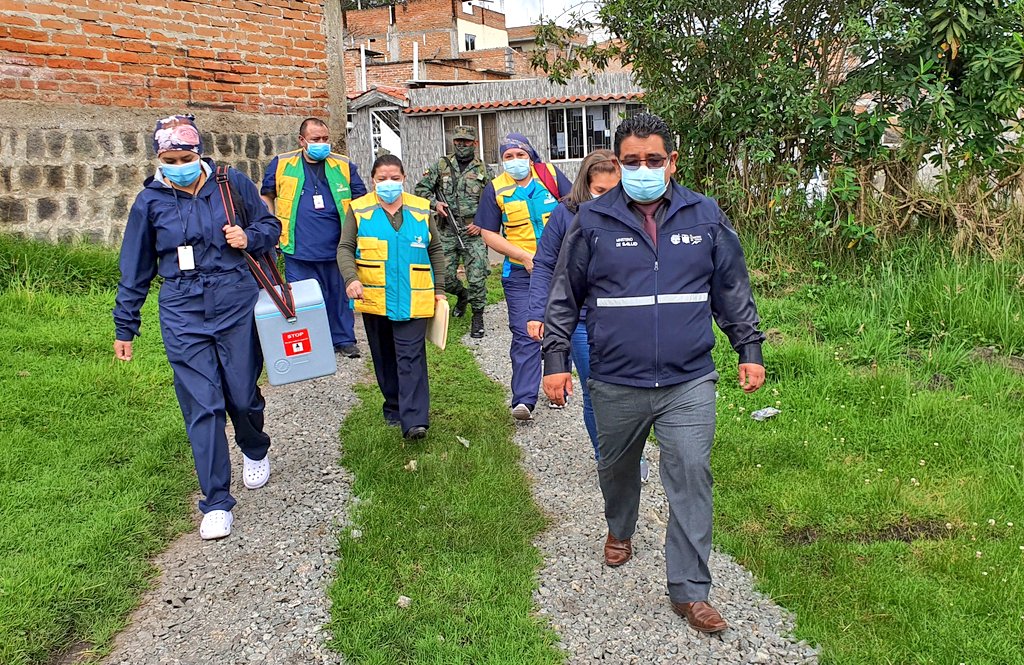 SaludImbabura's tweet photo. #Carchi | "Durante nuestra visita en la provincia, activamos brigada de vacunación para dos pacientes prioritarios, Don Segundo con discapacidad visual y su mamá, doña María de 102 años, garantizamos acceso integral a nuestros servicios de salud", Andrés Puetate Coordinador Zonal https://t.co/BOijqfDziA