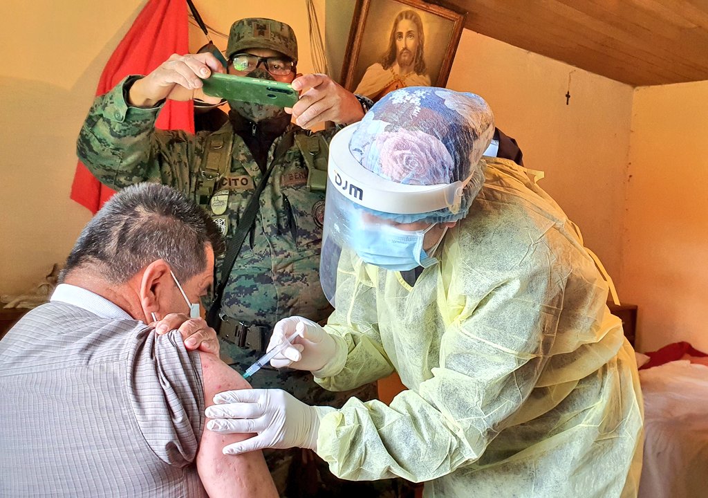 SaludImbabura's tweet photo. #Carchi | "Durante nuestra visita en la provincia, activamos brigada de vacunación para dos pacientes prioritarios, Don Segundo con discapacidad visual y su mamá, doña María de 102 años, garantizamos acceso integral a nuestros servicios de salud", Andrés Puetate Coordinador Zonal https://t.co/BOijqfDziA