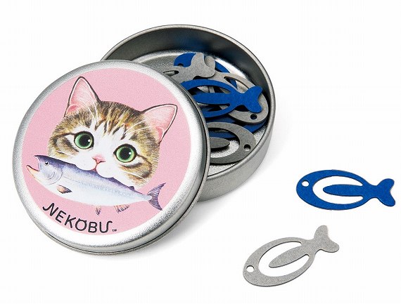 「お魚大好きにゃん🐟💙

シャケをくわえて満足げな
キジ白猫さんがかわいい缶の」|フェリシモ「猫部」のイラスト