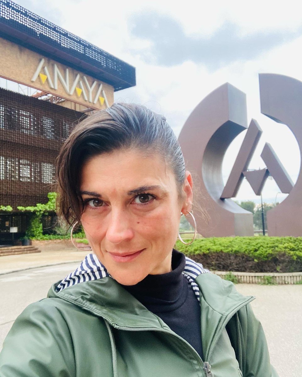 CarmeLaDiaL's tweet photo. 🔴Hoy tocó sesión en Anaya.
La de cosas que aprendo locutando...
Sin duda, uno de los regalos indirectos de mi profesión: ganar dinero mientras me enriquezco culturalmente
🗣🎙🔊🎤🎧
#locutora #microon #losmicrofonos #grabacion #rec #voiceover https://t.co/GI5HUPbpbP