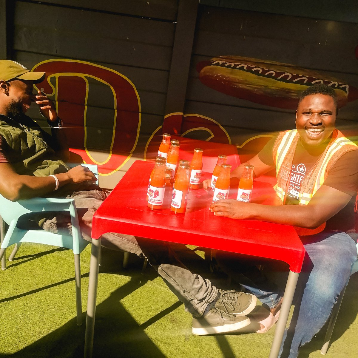 ChubbyBeats2's tweet photo. 🌭 + 🌶️ = 😋💯

Chili-Chillatoz Peri Hot sauce 🌶️🌭

We planning something big more info come out soon. 

@diebangos + @ChubbyBeats2

#diebangos🌭 #chillichillatoz🌶️ #chubbbywater💦  #chubbywear🐼 https://t.co/rC7t0FvylT