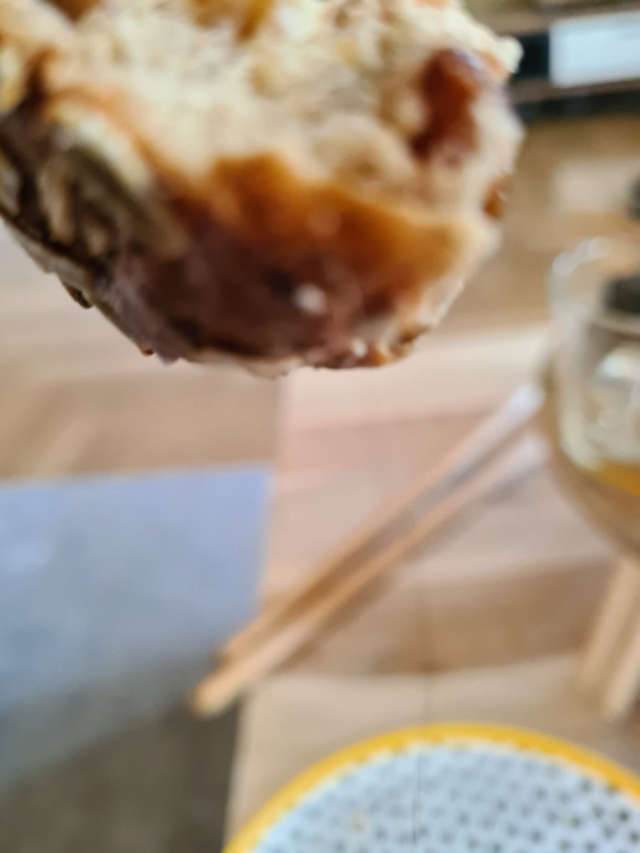 Lekker een mueslibolletje met ingebakken lange zwarte haar. Bedankt <a href="/DekaMarkt/">DekaMarkt</a>. #gatver #ookgoeiemorgen.