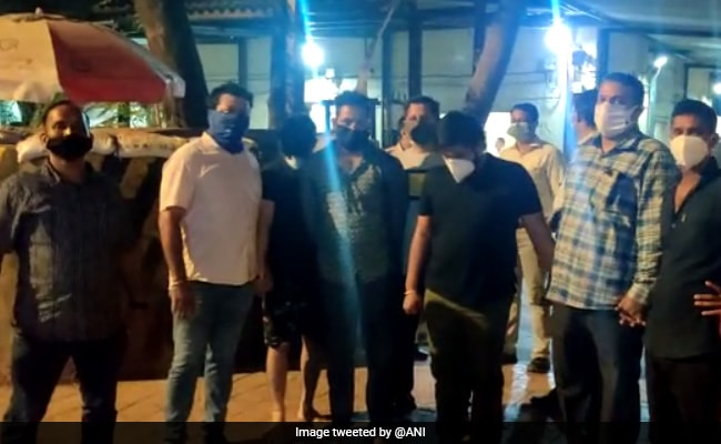 ndtv's tweet photo. 5 Arrested For Black Marketing Of Remdesivir In Mumbai, 34 Vials Seized
https://t.co/ValCRbbgNL https://t.co/Gmq5UBa2oA