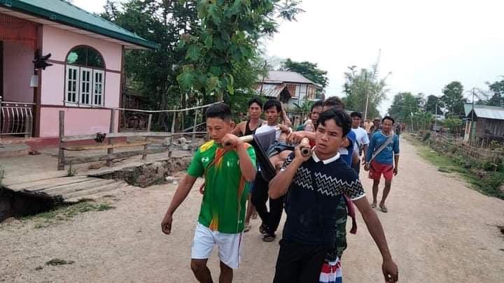 DEMOSO, Karenni (Kayah) State: A civilian shot dead by Terrorists (#Myanmar security forces). 4 injured during deadly crackdown on anti-coup protesters today morning.

#Apr27Coup #WhatsHappeningInMyanmar #MilkTeaAlliance <a href="/jokowi/">Joko Widodo</a> <a href="/MuhyiddinYassin/">Muhyiddin Yassin</a> <a href="/Menlu_RI/">Menteri Luar Negeri Republik Indonesia</a> <a href="/HishammuddinH2O/">Hishammuddin Hussein 🇲🇾</a>
