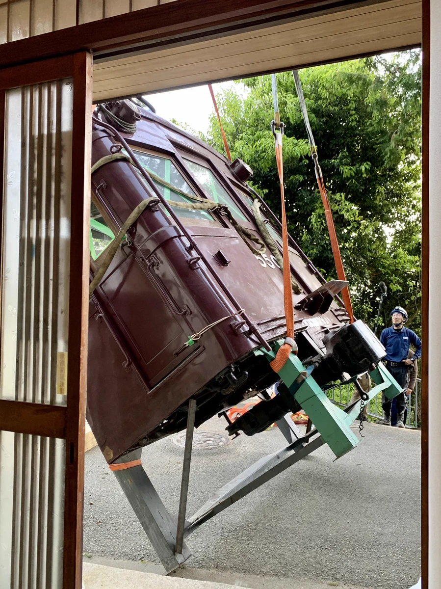 玄関を開けたら電車や馬が！これはごく平凡な日常風景…か？ｗｗ