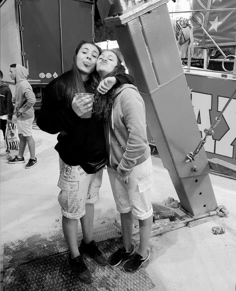 lidiamoya17's tweet photo. crecer a tu lado ha sido el mejor regalo que he tenido nunca , gracias por ser luz siempre al final del camino , te mereces todo lo bueno de mundo , de pedacitos de ti hermana 💙 @andreaabl8 https://t.co/cDDWboOZZw