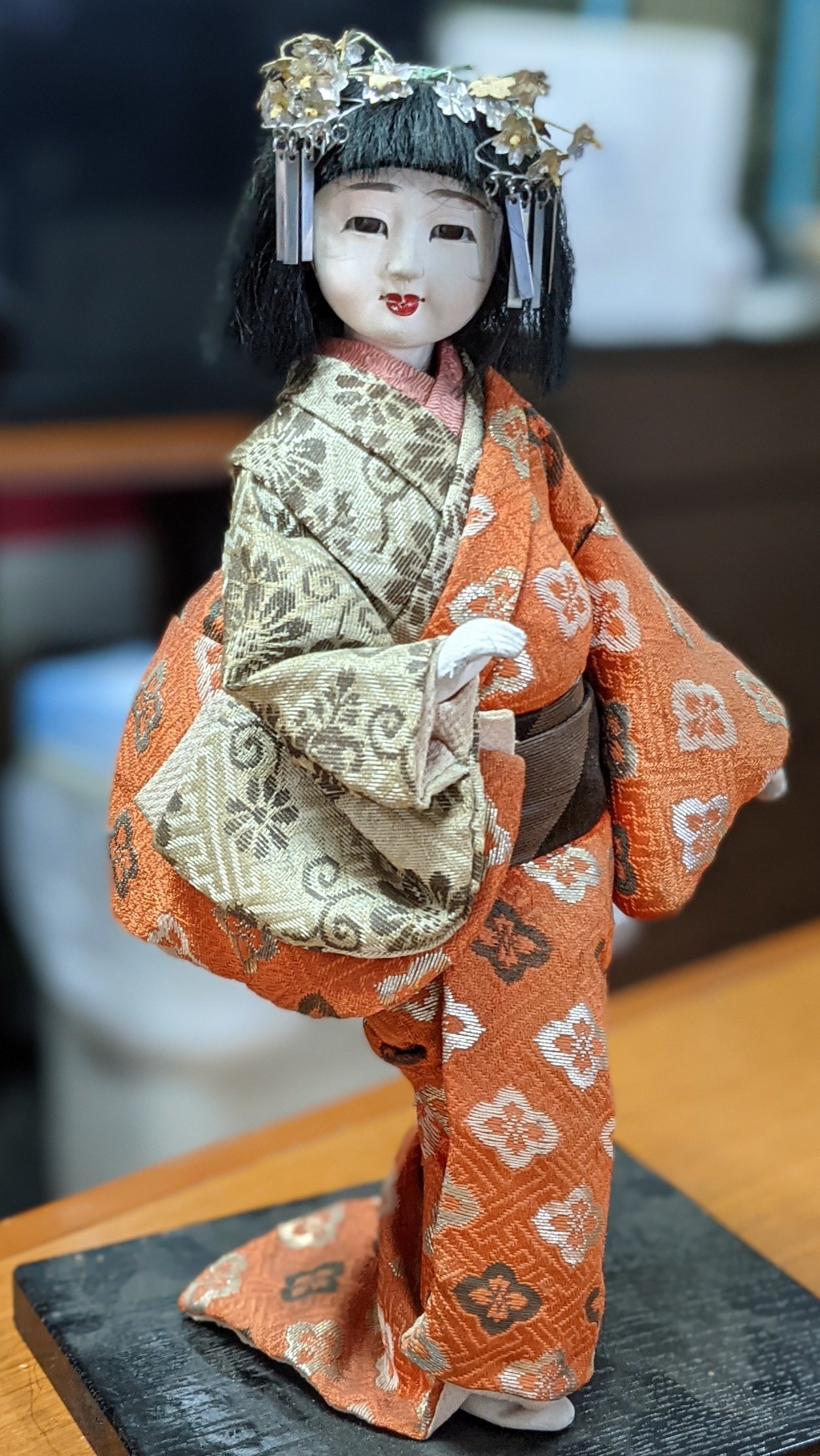 金魚 いぶ 日本人形のお治しが終わりました メイクも再度お直しし ウィッグをセットしたあと接着 髪飾りも一部修正しました 着物も簡易ではありますが自己流でクリーニングしました 着せ付けたままですが キレイになりました 明日オーナー様の所