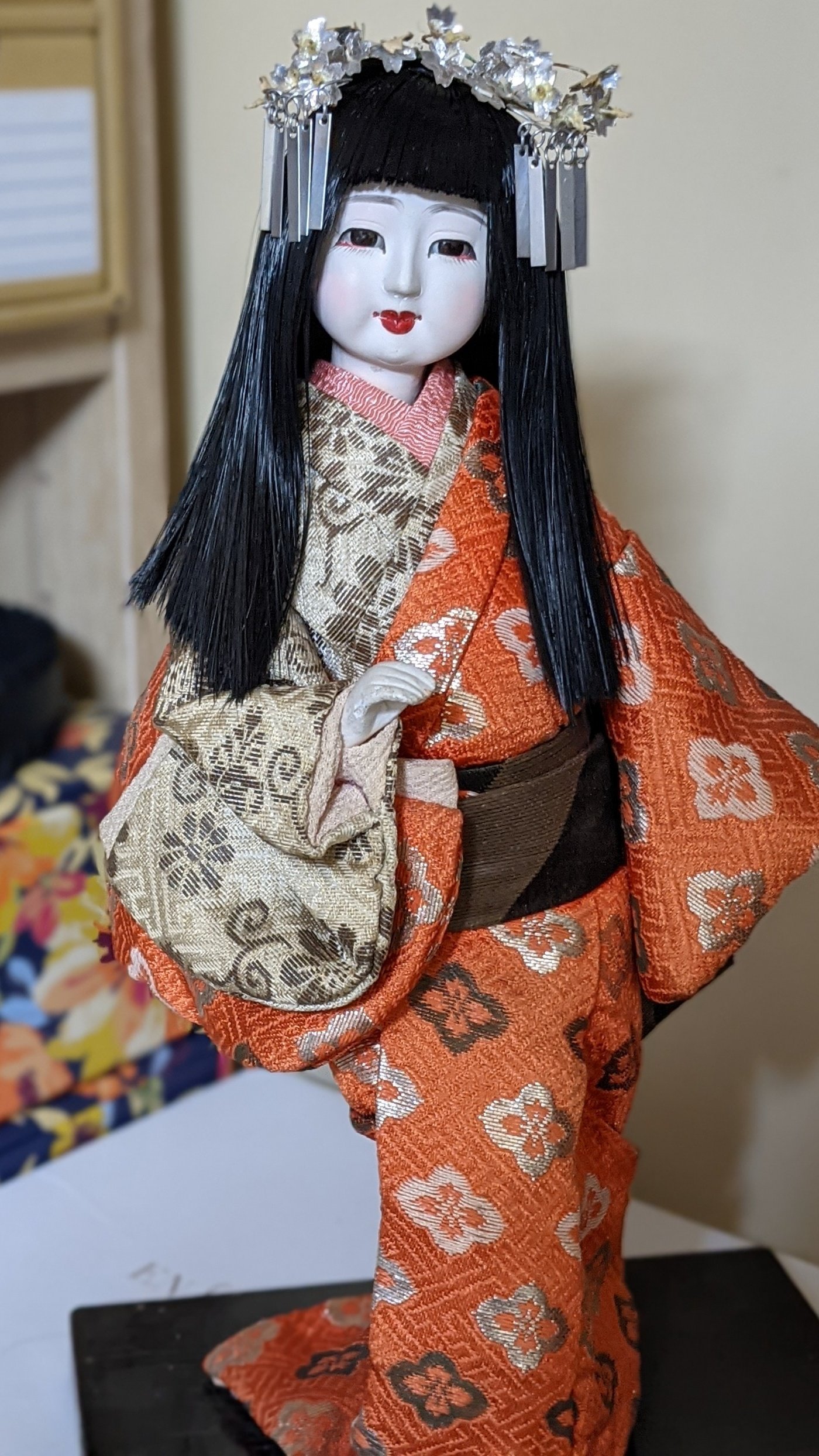 金魚 いぶ 日本人形のお治しが終わりました メイクも再度お直しし ウィッグをセットしたあと接着 髪飾りも一部修正しました 着物も簡易ではありますが自己流でクリーニングしました 着せ付けたままですが キレイになりました 明日オーナー様の所