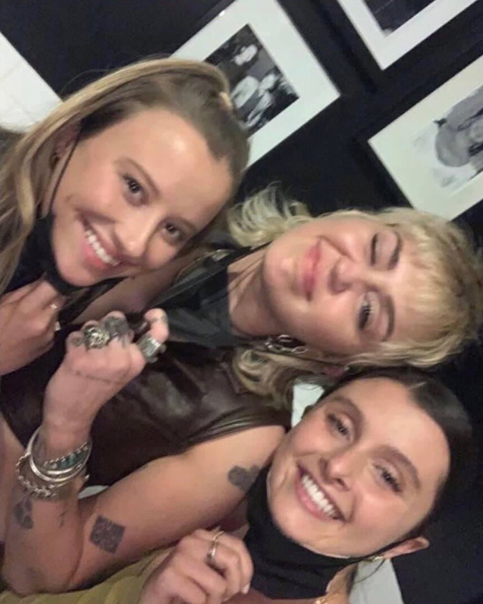 how miley cyrus looks like in real life, a thread;