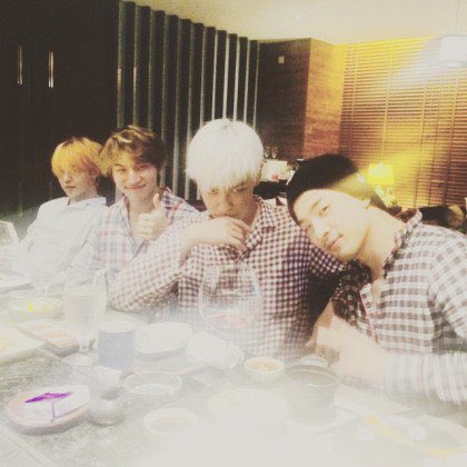 f_yGum's tweet photo. 고향 생각만 하면 눈물 훔치는사람 https://t.co/ydUxuNMonu