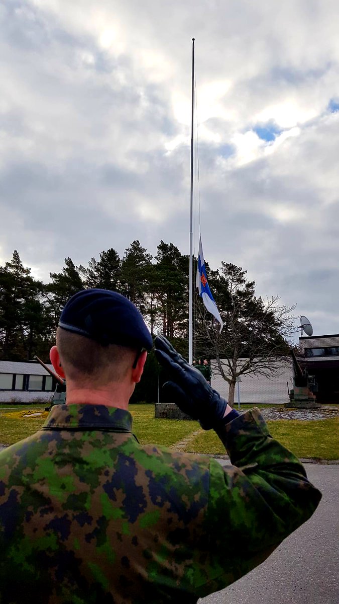 Nostimme lipun. Himmetä ei muistot saa. Hyvää kansallista veteraanipäivää. 
#veteraanipäivä #Merivoimat