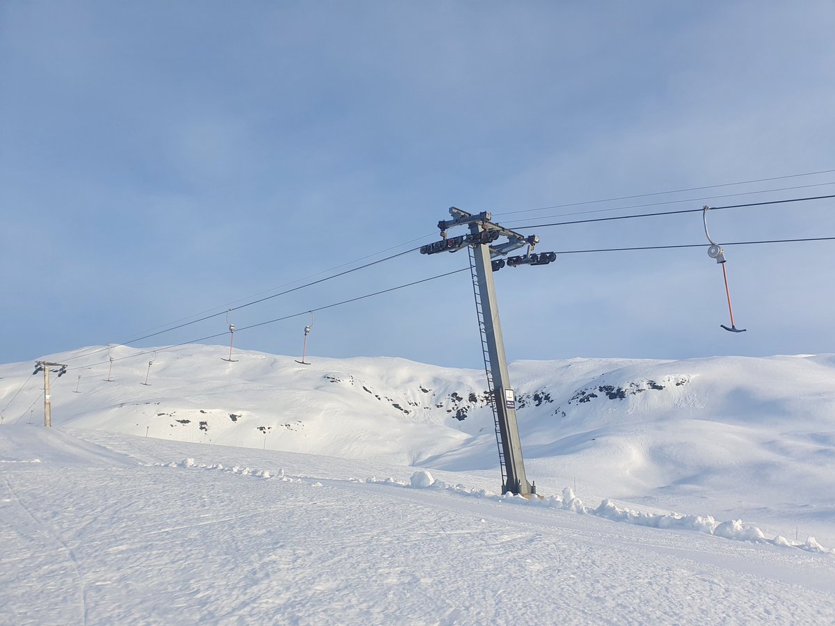 Velkommen til nydelig vår-skikøyring i Myrkdalen! Flotte løyper, fint vær og lite vind. Anlegget er ope til kl.16.00 og det går gratis skibuss kl. 10. Skulle svolten komma sigande, er det ope servering både i Kamben, Myrkdalsstovo og på hotellet. Husk smittevern 🙂