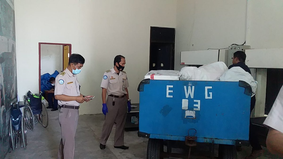 27/04 1.Petugas BKIPM Mamuju melaksanakan Pengawasan Rutin Lalu Lintas Media Di Area Bagasi Bandara Tampa Padang Mamuju
#KKPRebound
#OneHealthKIPM
@HumasBKIPM
<a href="/abdurrohman_32/">32abdurrohman</a>