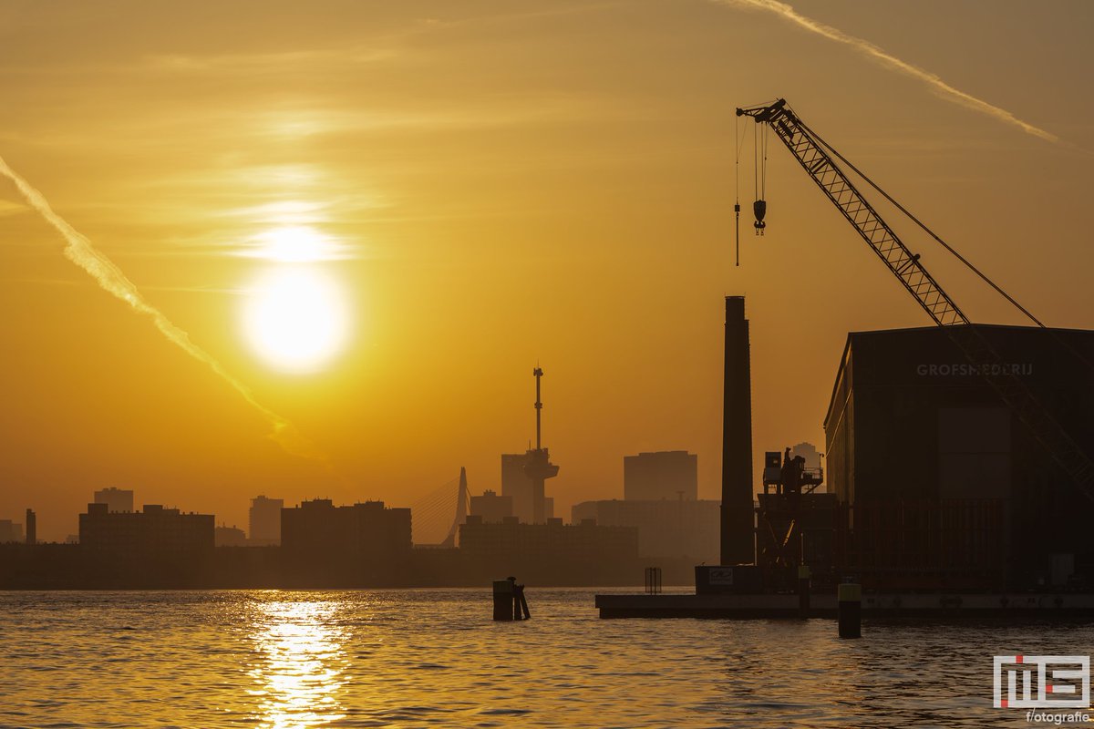 De skyline van Rotterdam met de Euromast en de Erasmusbrug in oranje
